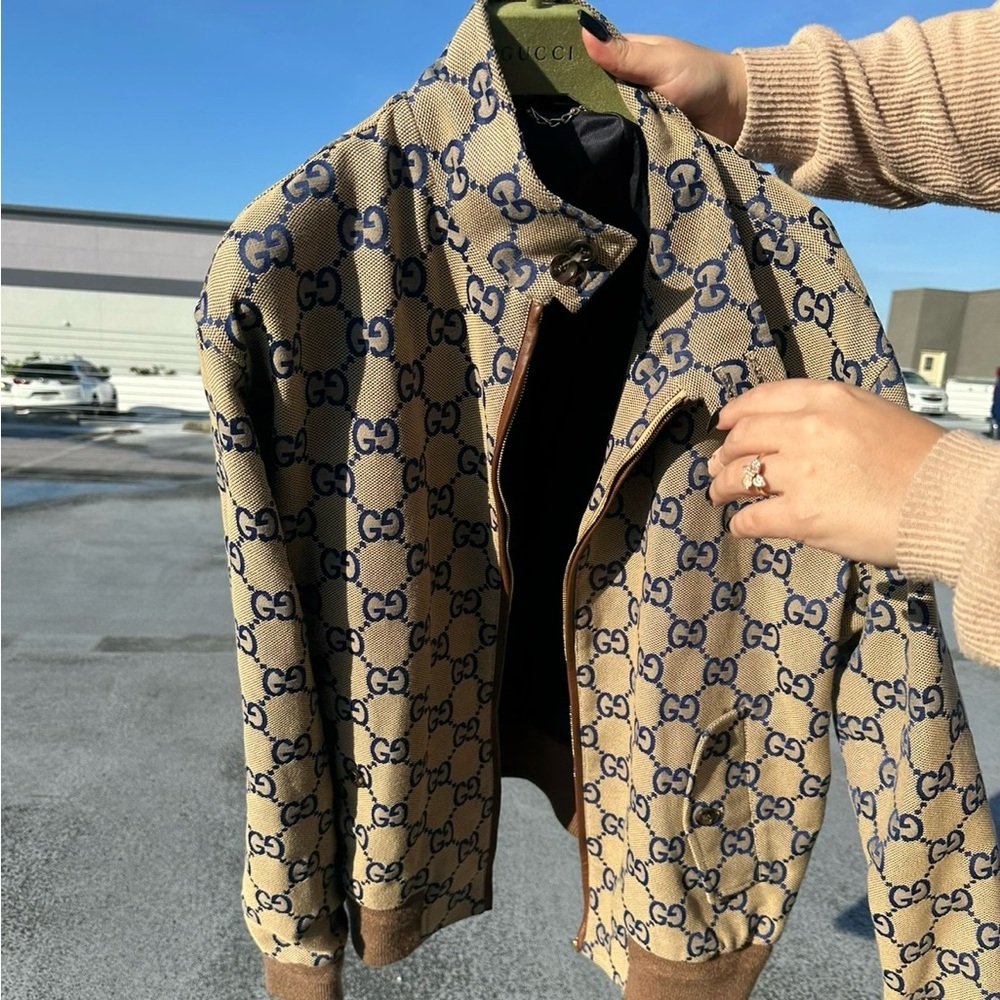 Gucci  ,worn once comes with dust bag and hanger